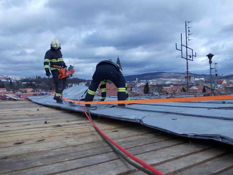 Hasiči zajišťují větrem utrženou střechu, foto: HZS JMK