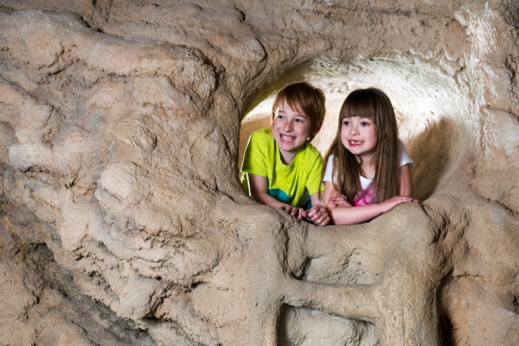 Prolézt si v iQLANDII můžete i jeskyní plazivkou