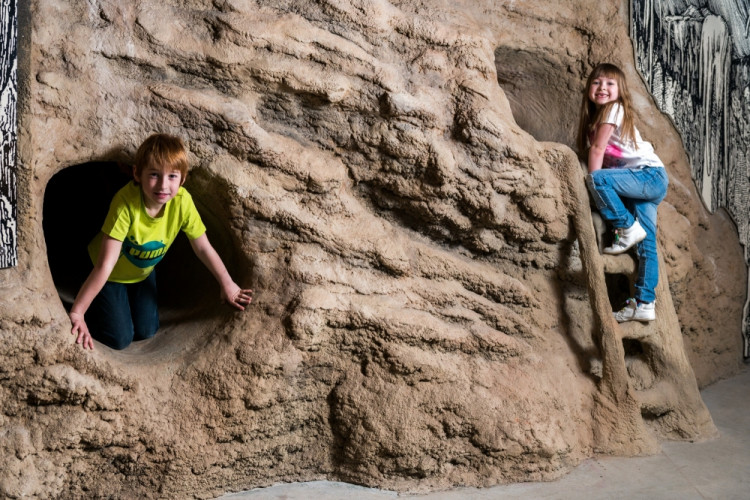 Prolezte si v iQLANDII i jeskyni plazivku