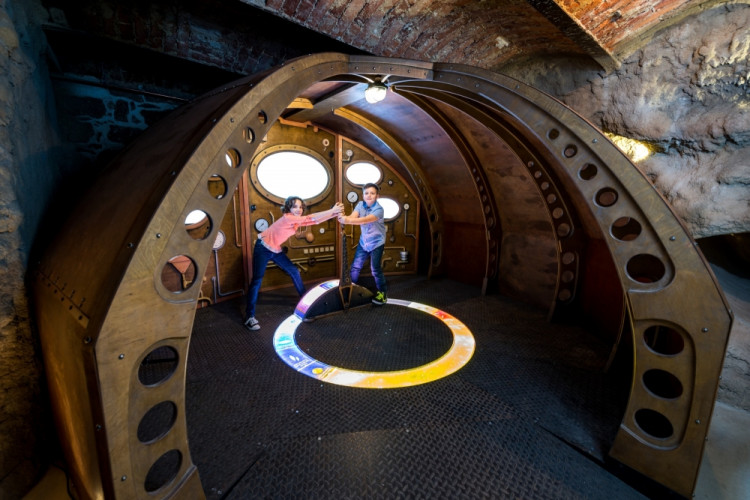 V iQLANDII můžete cestovat i časem