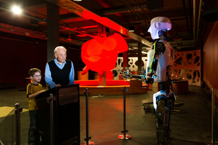 V iQLANDII potkáte humanoidního robota Thspiana