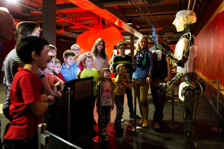 V iQLANDII si popovídáte i s humanoidním robotem