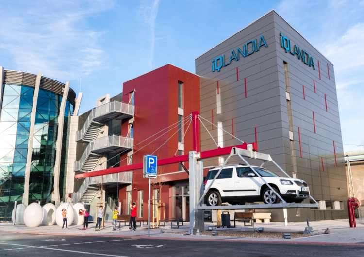 Zvedni auto před iQLANDIÍ