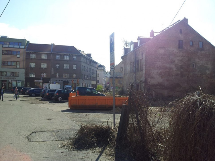 Na Papíráku připravují demolici vybydleného domu