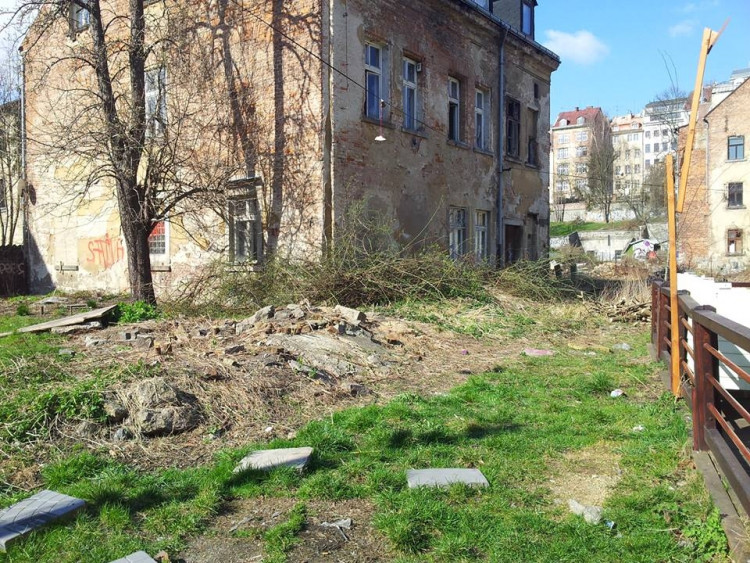 Na Papíráku připravují demolici vybydleného domu