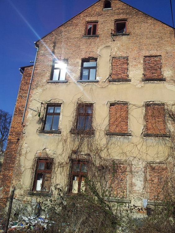 Na Papíráku připravují demolici vybydleného domu