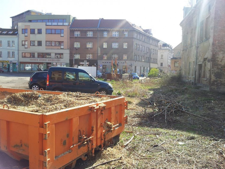 Na Papíráku připravují demolici vybydleného domu
