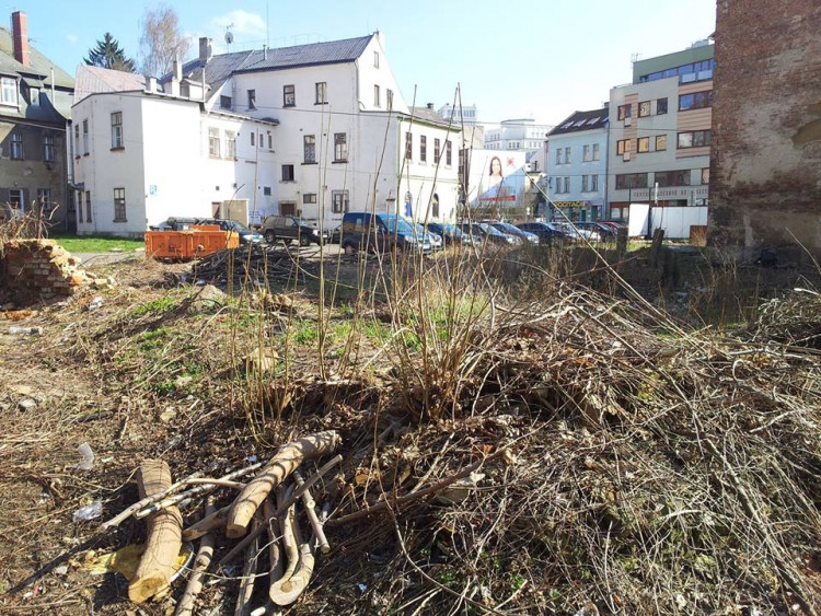 Na Papíráku připravují demolici vybydleného domu