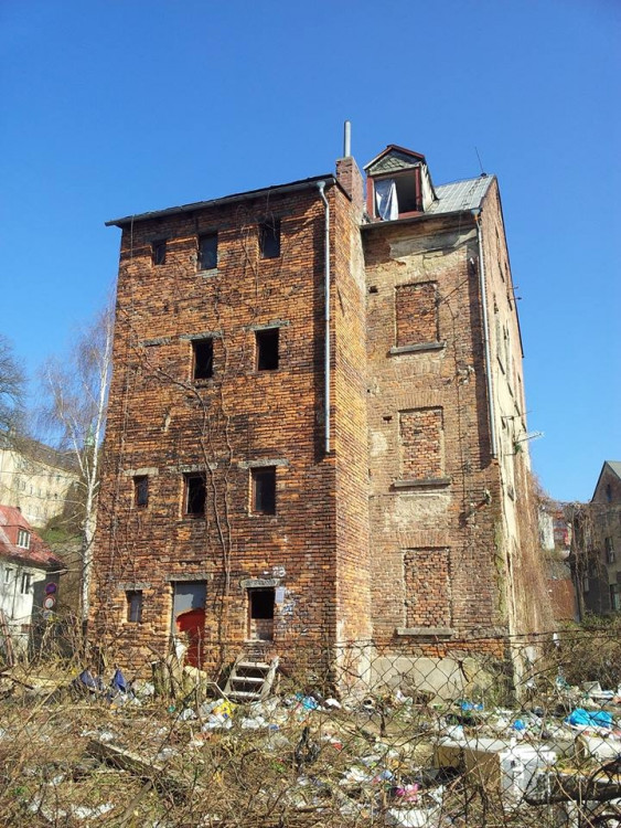 Na Papíráku připravují demolici vybydleného domu