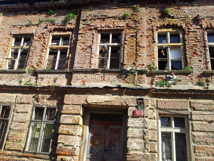 Na Papíráku připravují demolici vybydleného domu