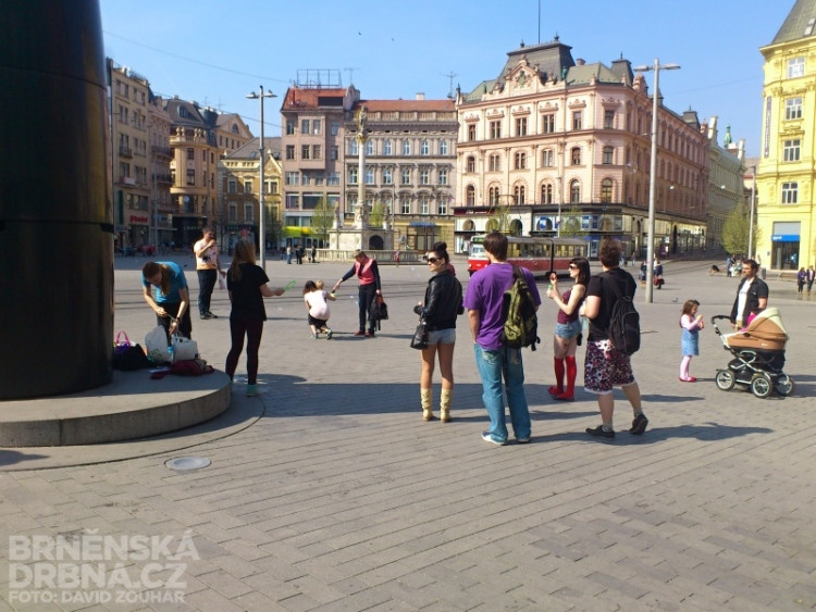 Na brněnském náměstí Svobody se sešly desítky lidí, foto: Brněnská Drbna, David Zouhar