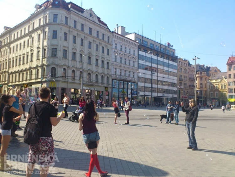 Na brněnském náměstí Svobody se sešly desítky lidí, foto: Brněnská Drbna, David Zouhar