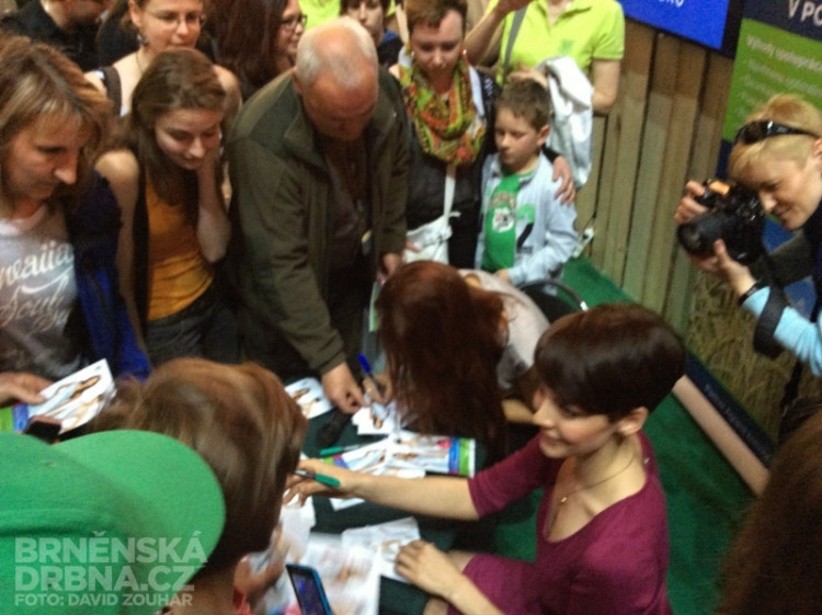 Česká Miss World 2013 Lucie Kovandová a Česká Miss 2013 Gabriela Kratochvílová (zleva) přijely na brněnské výstaviště, foto: Brněnská Drbna, David Zouhar
