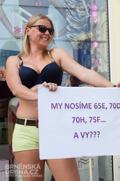 Sedí vám podprsenka? ptaly se dívky pochodující v prádle, foto: Brněnská Drbna, Miroslav Toman