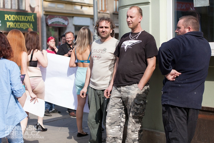 Sedí vám podprsenka? ptaly se dívky pochodující v prádle, foto: Brněnská Drbna, Miroslav Toman