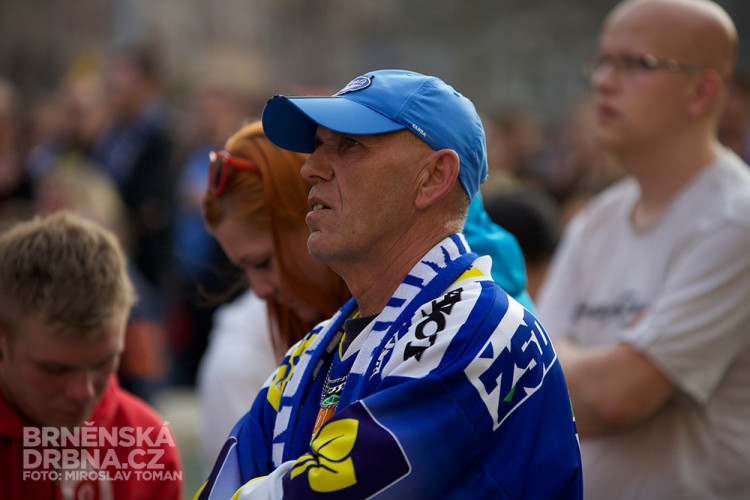 Fanoušci Komety se sešli na Moravském náměstí u velkoplošné obrazovky, foto: Brněnská Drbna, Miroslav Toman