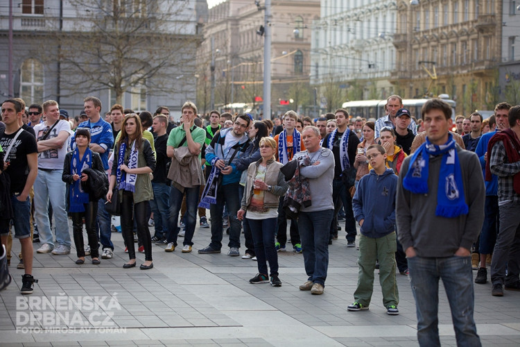 Fanoušci Komety se sešli na Moravském náměstí u velkoplošné obrazovky, foto: Brněnská Drbna, Miroslav Toman