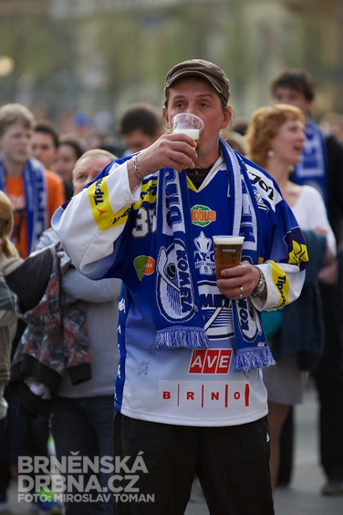Fanoušci Komety se sešli na Moravském náměstí u velkoplošné obrazovky, foto: Brněnská Drbna, Miroslav Toman