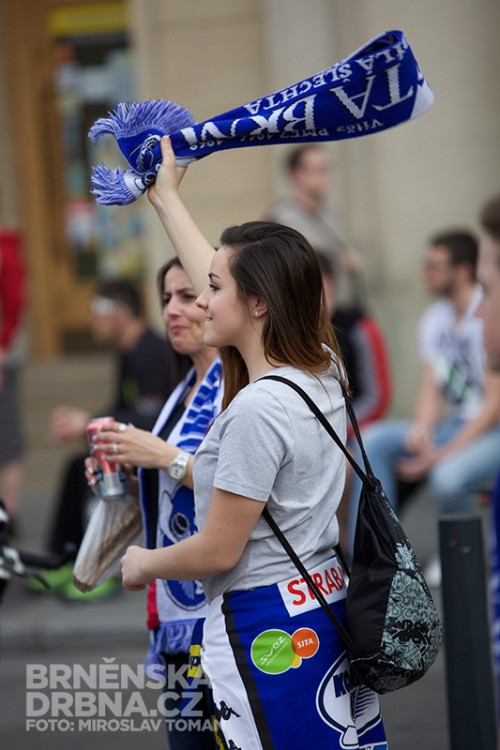 Fanoušci Komety se sešli na Moravském náměstí u velkoplošné obrazovky, foto: Brněnská Drbna, Miroslav Toman