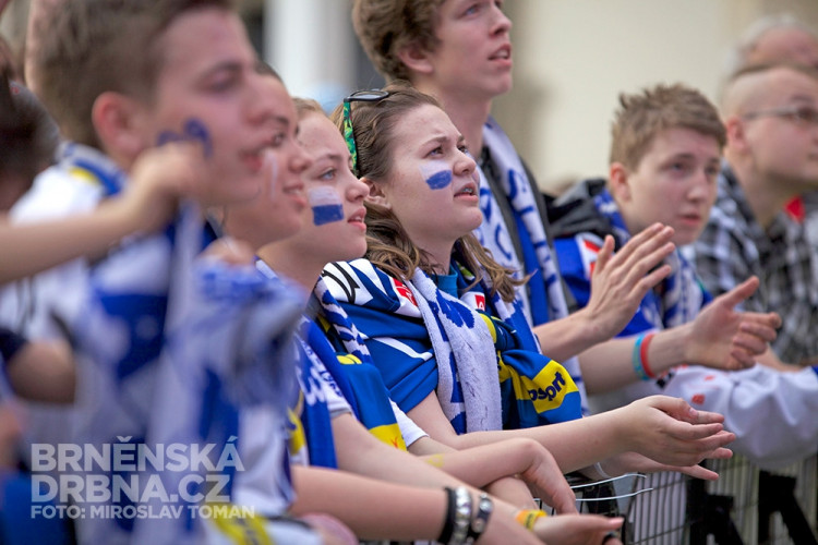 Fanoušci Komety se sešli na Moravském náměstí u velkoplošné obrazovky, foto: Brněnská Drbna, Miroslav Toman