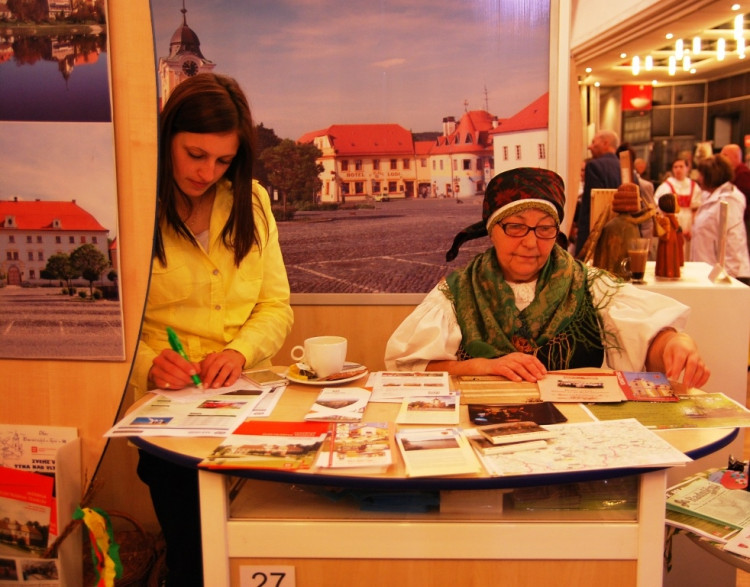 Lidé v krojích reprezentovali své město či obec