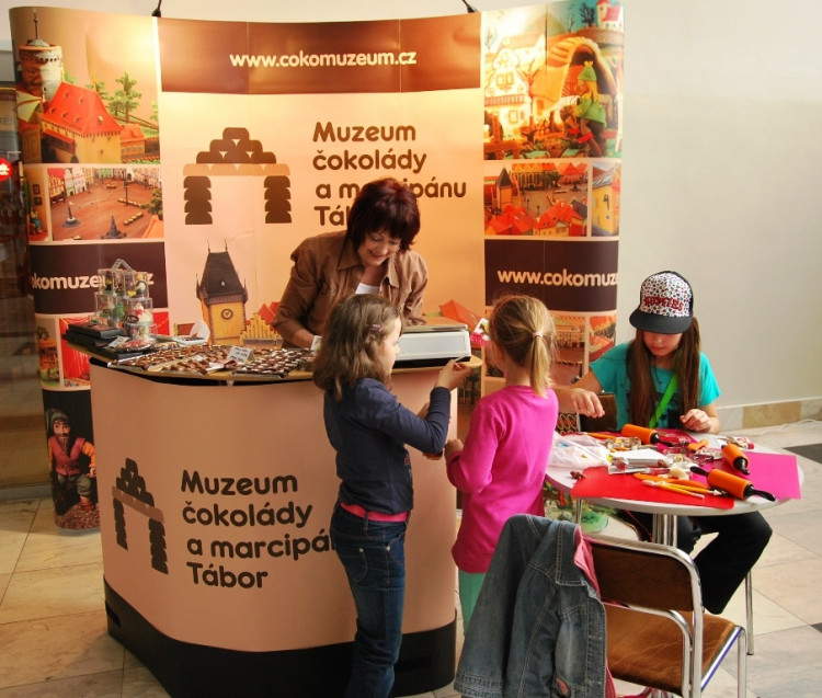 Děti si mohly vyrobit marcipán
