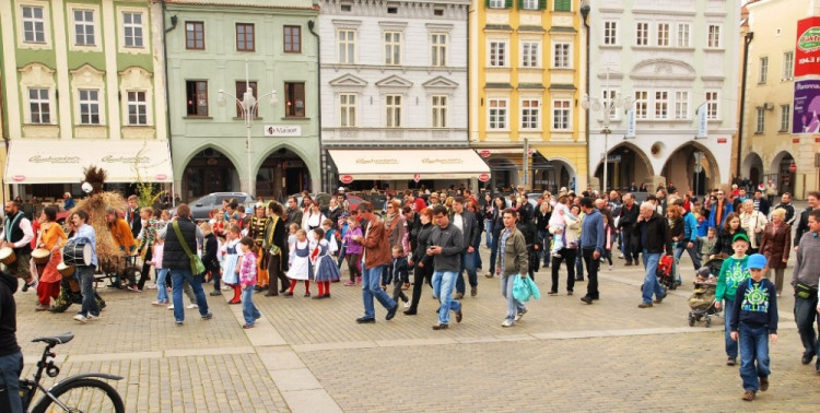 Provod šel od Piaristického náměstí na náměstí Přemysla Otakara II. a pak pokračoval na nábřeží až ke KD Slavie