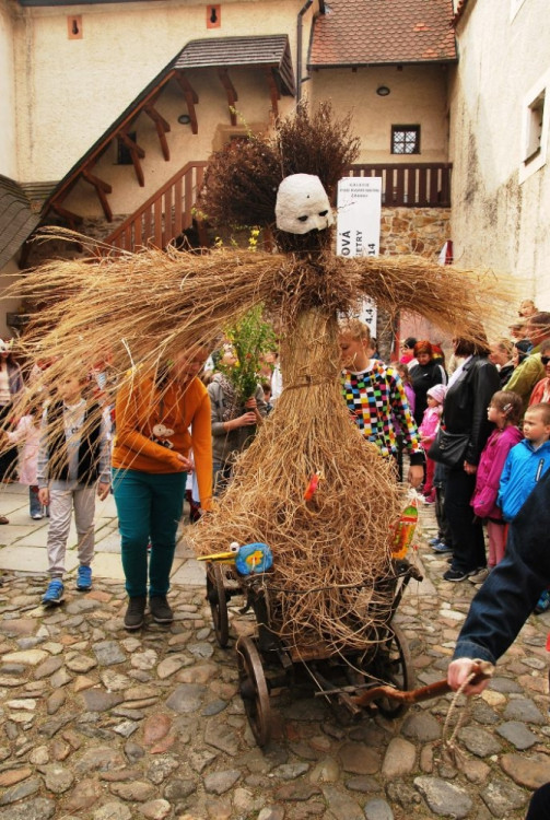 Morana vyjíždí na svou cestu Budějcema ze dvorka galerie