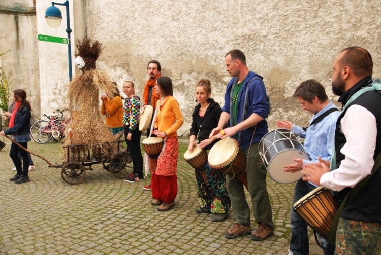 Mocné bubny byly slyšet hodně do dálky, lidé za nimi zvědavě šli