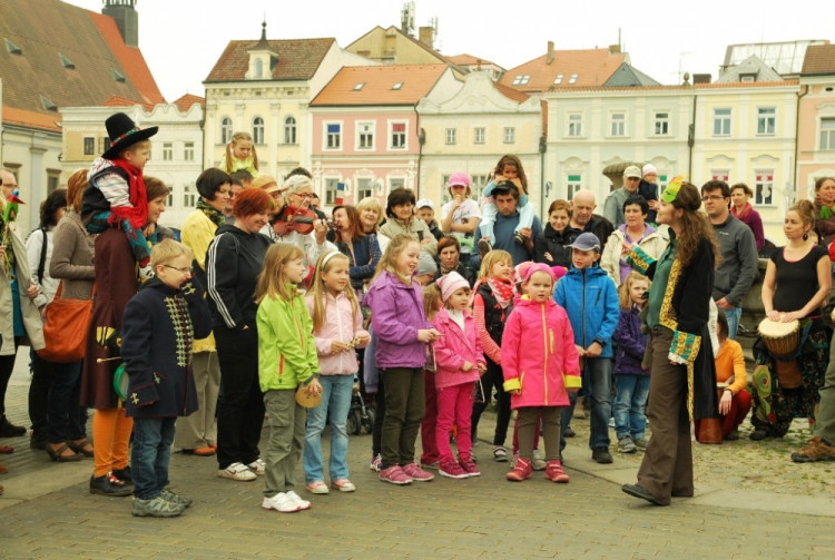 Jaro se vítalo dětským zpěvem
