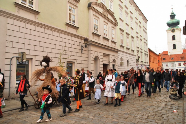 A jde se na náměstí Přemysla Otakara II.