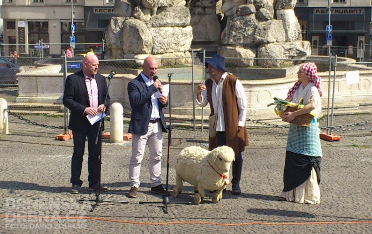 Libor Šťástka (vlevo) v pondělí uzamknul Zelný trh, foto: Brněnská Drbna, David Zouhar