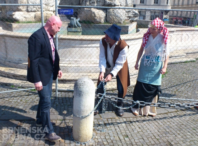 Libor Šťástka (vlevo) v pondělí uzamknul Zelný trh, foto: Brněnská Drbna, David Zouhar