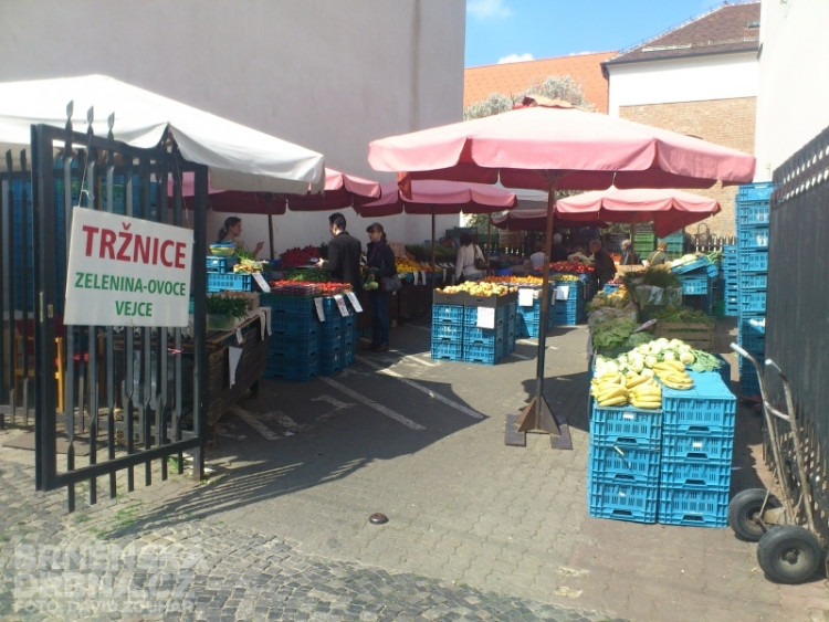 Část prodejců se přesunula do uličky vedle budovy tržnice, foto: Brněnská Drbna, David Zouhar