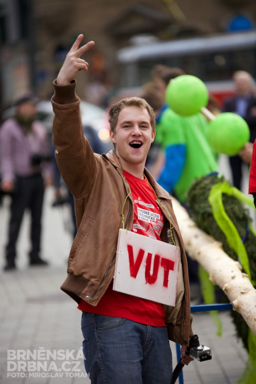 Brněnští studenti vztyčili na náměstí Svobody májku, foto: Brněnská Drbna, Miroslav Toman