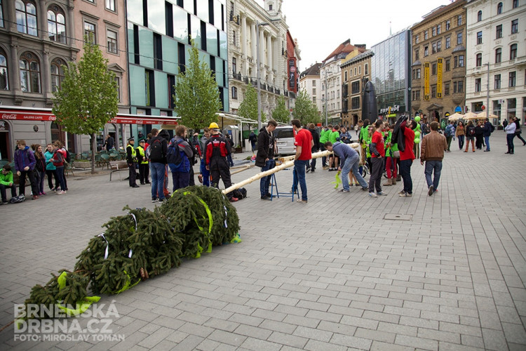 Brněnští studenti vztyčili na náměstí Svobody májku, foto: Brněnská Drbna, Miroslav Toman