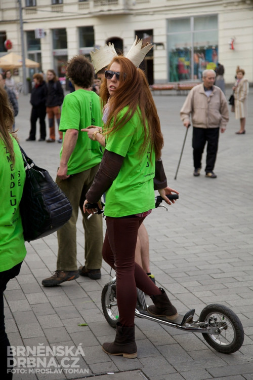 Brněnští studenti vztyčili na náměstí Svobody májku, foto: Brněnská Drbna, Miroslav Toman