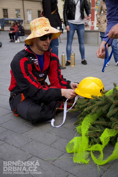 Brněnští studenti vztyčili na náměstí Svobody májku, foto: Brněnská Drbna, Miroslav Toman