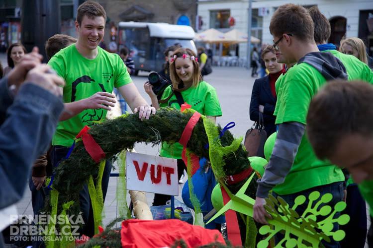 Brněnští studenti vztyčili na náměstí Svobody májku, foto: Brněnská Drbna, Miroslav Toman