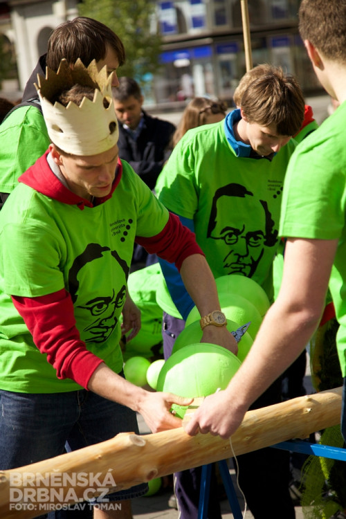 Brněnští studenti vztyčili na náměstí Svobody májku, foto: Brněnská Drbna, Miroslav Toman