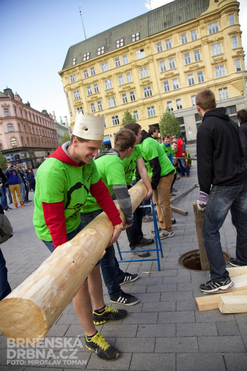 Brněnští studenti vztyčili na náměstí Svobody májku, foto: Brněnská Drbna, Miroslav Toman