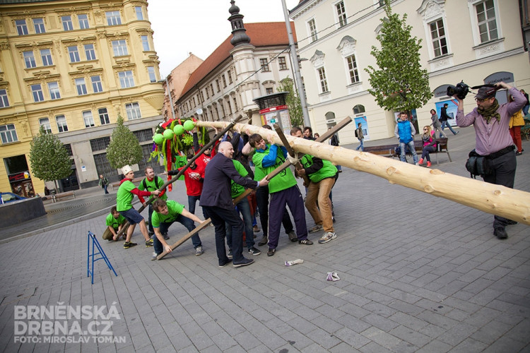 Brněnští studenti vztyčili na náměstí Svobody májku, foto: Brněnská Drbna, Miroslav Toman