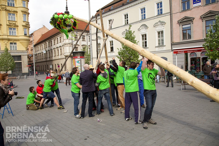 Brněnští studenti vztyčili na náměstí Svobody májku, foto: Brněnská Drbna, Miroslav Toman