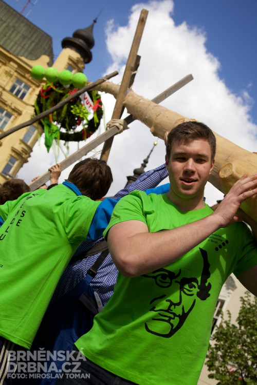 Brněnští studenti vztyčili na náměstí Svobody májku, foto: Brněnská Drbna, Miroslav Toman