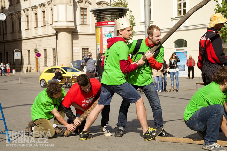 Brněnští studenti vztyčili na náměstí Svobody májku, foto: Brněnská Drbna, Miroslav Toman