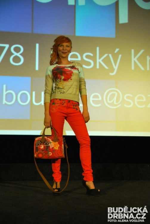 Čím víc barev na sobě budete mít, tím víc cool budete