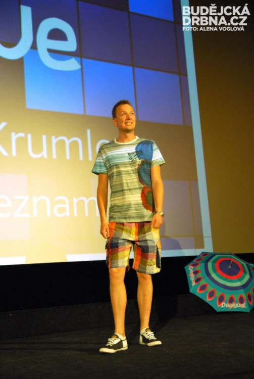 Na pódiu se objevil i jeden muž, který bavil dámské publikum