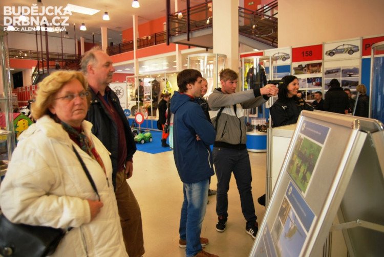 Na střelnici vám ochotná policistka nastavila různé úrovně terčů