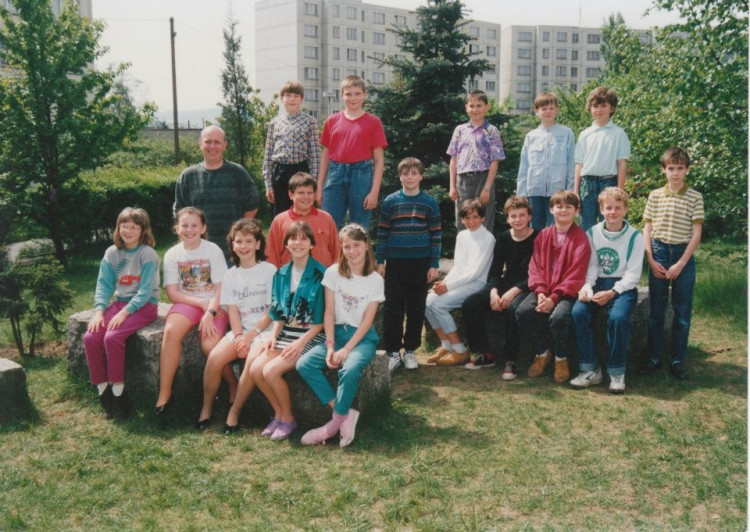Třídní fotka. Údajně z Jabloňovky ročník 1983