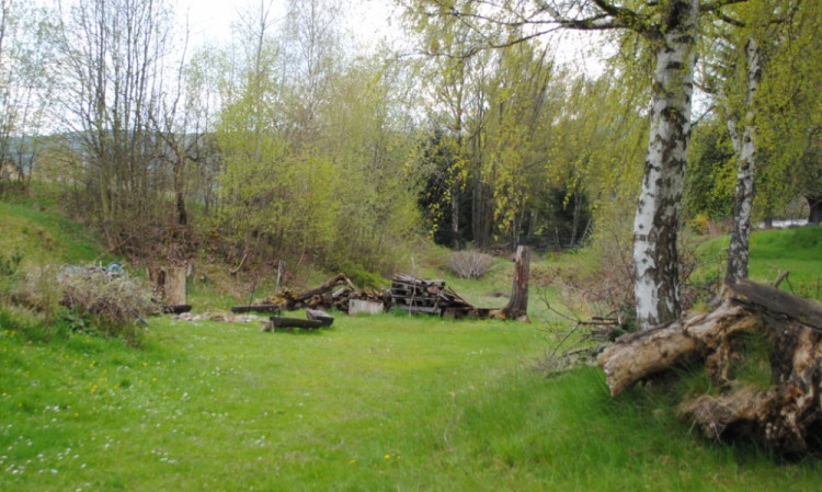 4. Tady je vidět zbytek náspu na most. Hned u zahrádek